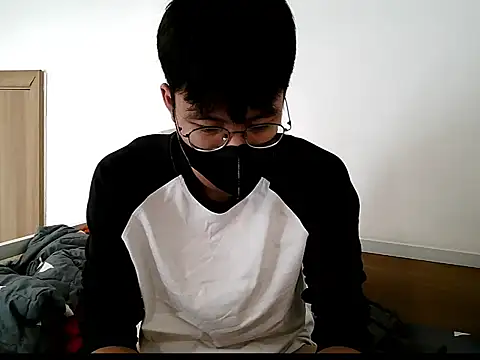 Snapshot of Gwencloudy chatting on 10-18-25, 08:37 Gwencloudy online show from 10-18-25, 08:37