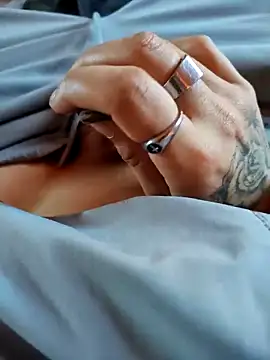 Snapshot of Luka932 chatting on 03-11-26, 03:51 Luka932 online show from 03-11-26, 03:51