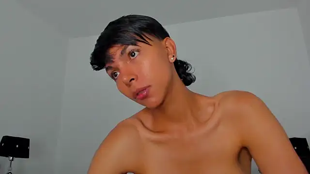 xhenisa  online show from 05-12-26, 04:48