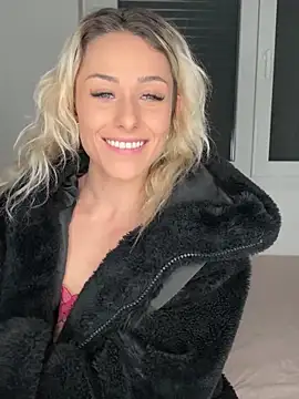 Snapshot of petrouchkaaa_ chatting on 03-04-25, 09:00 petrouchkaaa online show from 03-04-25, 09:00