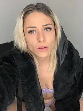 Snapshot of petrouchkaaa_ chatting on 03-21-25, 09:56 petrouchkaaa online show from 03-21-25, 09:56