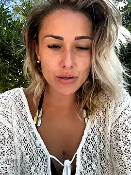 Snapshot of petrouchkaaa_ chatting on 09-17-25, 12:29 petrouchkaaa online show from 09-17-25, 12:29