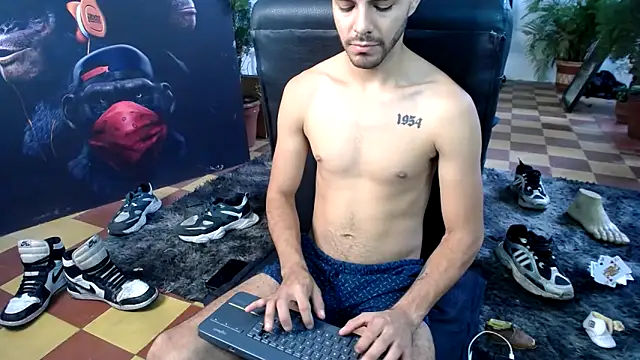 Snapshot of cutehornymax chatting on 04-08-26, 02:39 cutehornymax online show from 04-08-26, 02:39