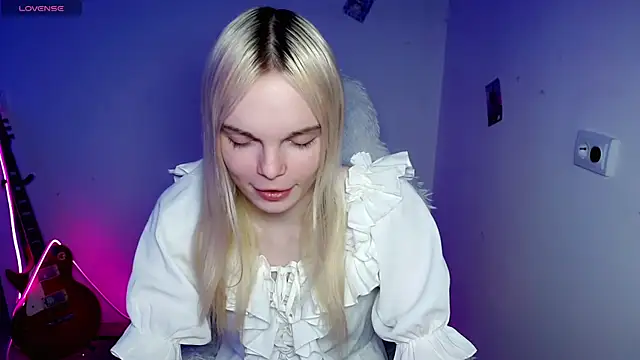 Snapshot of Emily_Nyaffee chatting on 12-17-25, 06:36 Emily Nyaffee online show from 12-17-25, 06:36