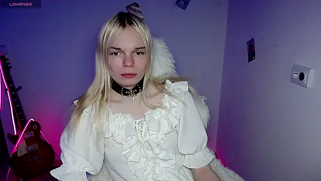 Snapshot of Emily_Nyaffee chatting on 12-20-25, 08:43 Emily Nyaffee online show from 12-20-25, 08:43