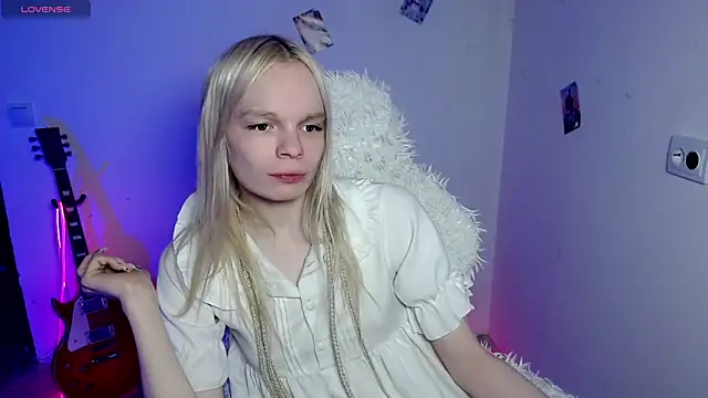 Snapshot of Emily_Nyaffee chatting on 01-17-26, 01:16 Emily Nyaffee online show from 01-17-26, 01:16