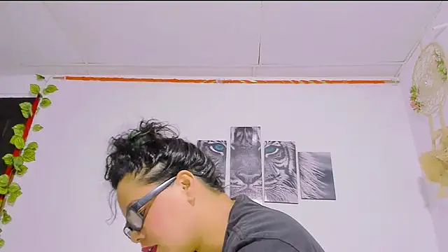 Snapshot of Alhelqueen chatting on 02-14-25, 10:58 Alhelqueen online show from 02-14-25, 10:58