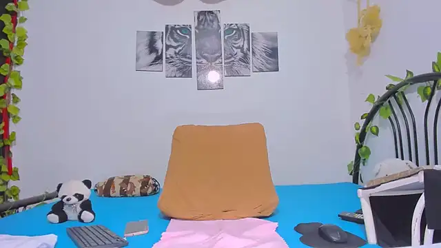 Snapshot of Alhelqueen chatting on 09-25-25, 05:49 Alhelqueen online show from 09-25-25, 05:49