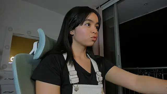 Snapshot of Olivia_xd_ chatting on 12-08-24, 01:02 Olivia xd online show from 12-08-24, 01:02