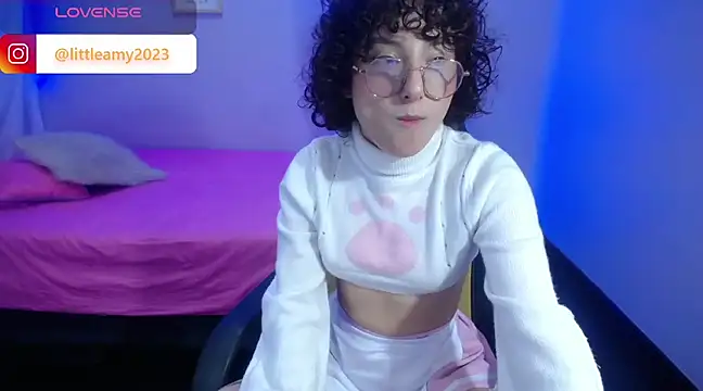 Snapshot of little__amy_ chatting on 01-05-25, 08:00 little amy online show from 01-05-25, 08:00