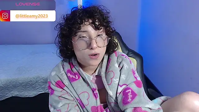 Snapshot of little__amy_ chatting on 01-30-25, 01:11 little amy online show from 01-30-25, 01:11