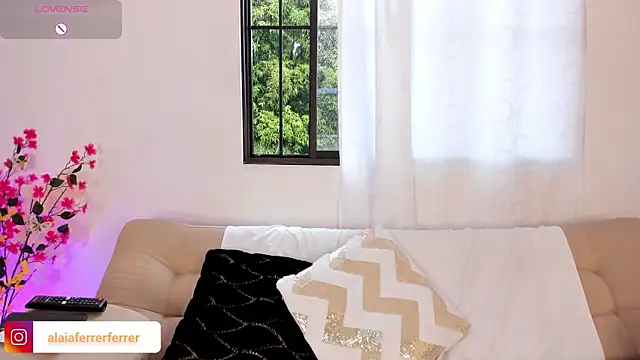 Snapshot of Alaia_Ferrer_ chatting on 10-11-25, 08:29 Alaia Ferrer online show from 10-11-25, 08:29