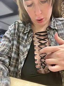 Snapshot of MommmyYummy chatting on 10-28-25, 11:14 MommmyYummy online show from 10-28-25, 11:14