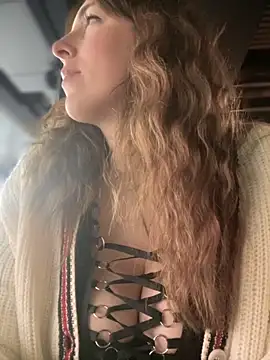 Snapshot of MommmyYummy chatting on 11-11-25, 09:31 MommmyYummy online show from 11-11-25, 09:31