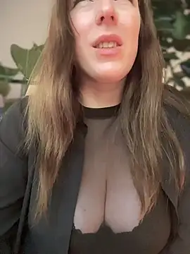 Snapshot of MommmyYummy chatting on 12-15-25, 11:25 MommmyYummy online show from 12-15-25, 11:25