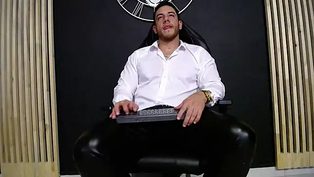 Snapshot of Maxxxpowerful chatting on 12-14-24, 03:29 Maxxxpowerful online show from 12-14-24, 03:29