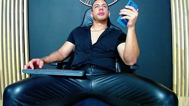 Snapshot of Maxxxpowerful chatting on 03-06-25, 02:41 Maxxxpowerful online show from 03-06-25, 02:41