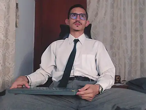 Snapshot of HomeAloneK chatting on 10-21-25, 07:58 HomeAloneK online show from 10-21-25, 07:58