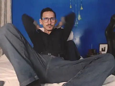 Snapshot of HomeAloneK chatting on 10-26-25, 08:15 HomeAloneK online show from 10-26-25, 08:15