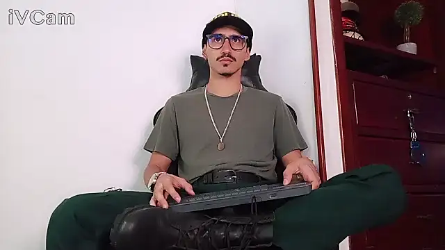 Snapshot of HomeAloneK chatting on 11-23-25, 07:24 HomeAloneK online show from 11-23-25, 07:24