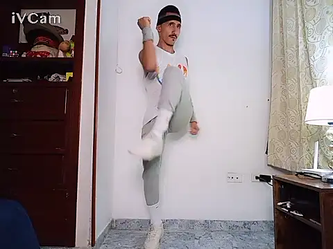 Snapshot of HomeAloneK chatting on 11-30-25, 07:51 HomeAloneK online show from 11-30-25, 07:51