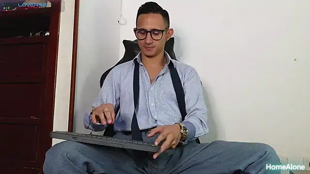 Snapshot of HomeAloneK chatting on 12-02-25, 07:53 HomeAloneK online show from 12-02-25, 07:53