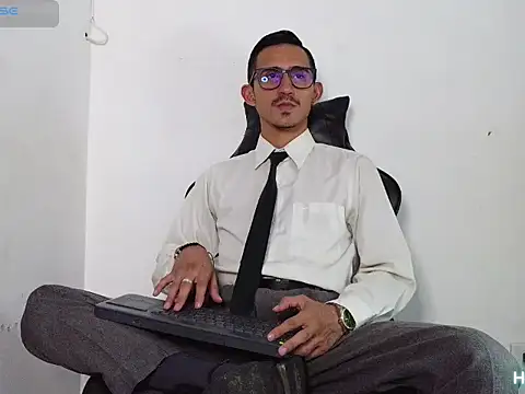 Snapshot of HomeAloneK chatting on 12-14-25, 07:40 HomeAloneK online show from 12-14-25, 07:40