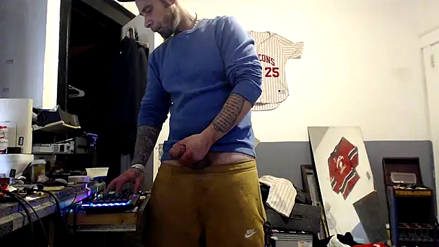 Snapshot of sledge901 chatting on 01-09-25, 09:05 sledge901 online show from 01-09-25, 09:05