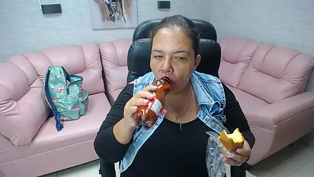 Snapshot of Penelope_Nipples_ chatting on 03-10-25, 11:53 Penelope Nipples online show from 03-10-25, 11:53