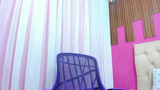 Snapshot of SofiaSexy_ chatting on 12-14-25, 12:21 SofiaSexy online show from 12-14-25, 12:21