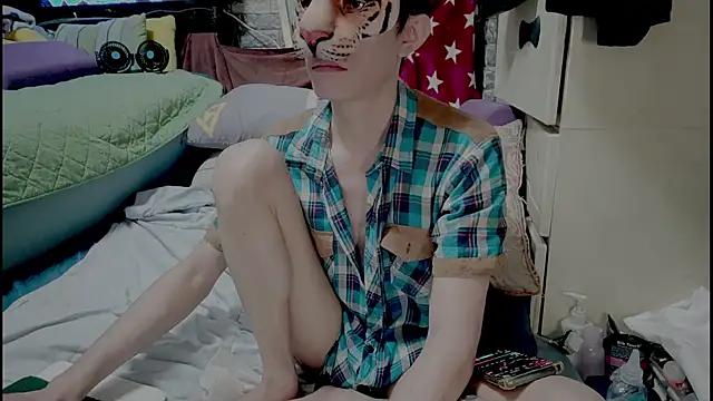 Snapshot of JJjing chatting on 11-10-25, 12:42 JJjing online show from 11-10-25, 12:42