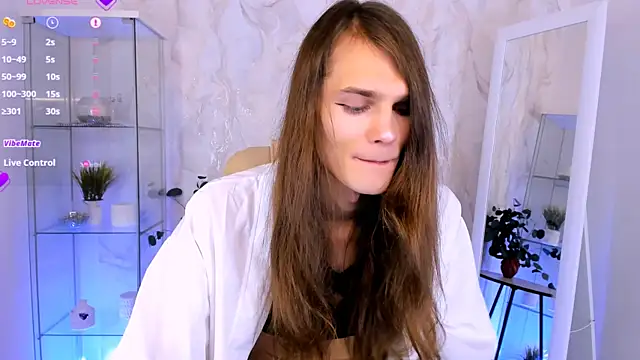 Snapshot of Will_Will_ chatting on 12-17-25, 08:59 Will Will online show from 12-17-25, 08:59