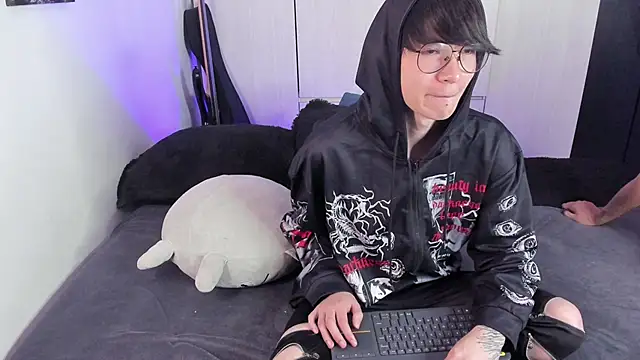 Snapshot of Aventure_Twinks chatting on 12-24-24, 02:33 Aventure Twinks online show from 12-24-24, 02:33