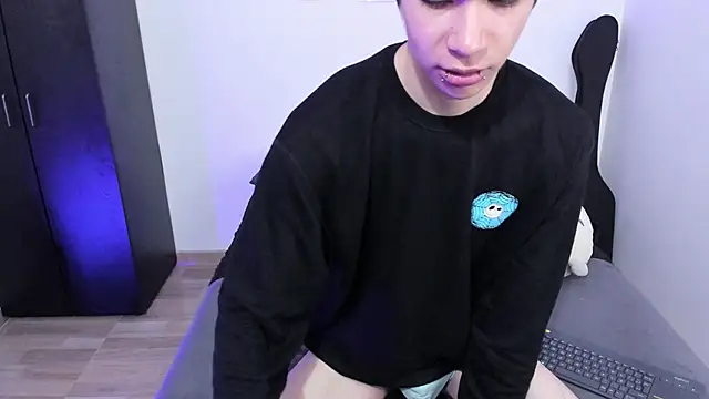 Snapshot of Aventure_Twinks chatting on 03-18-25, 07:31 Aventure Twinks online show from 03-18-25, 07:31