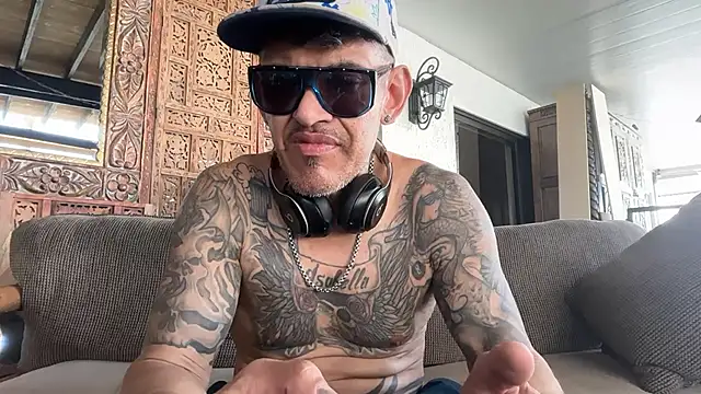 Snapshot of RoodoggXL chatting on 02-14-26, 09:33 RoodoggXL online show from 02-14-26, 09:33