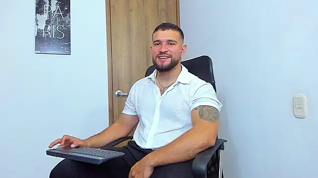 Snapshot of AndrewDiaz chatting on 09-25-25, 05:44 AndrewDiaz online show from 09-25-25, 05:44