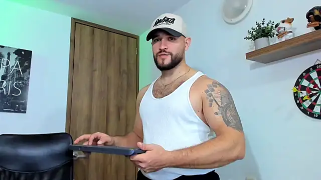 Snapshot of AndrewDiaz chatting on 10-10-25, 04:44 AndrewDiaz online show from 10-10-25, 04:44