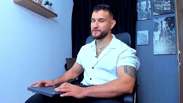 Snapshot of AndrewDiaz chatting on 11-17-25, 07:47 AndrewDiaz online show from 11-17-25, 07:47