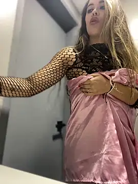 Snapshot of Emilia_Bakerr chatting on 12-06-24, 09:24 Emilia Bakerr online show from 12-06-24, 09:24