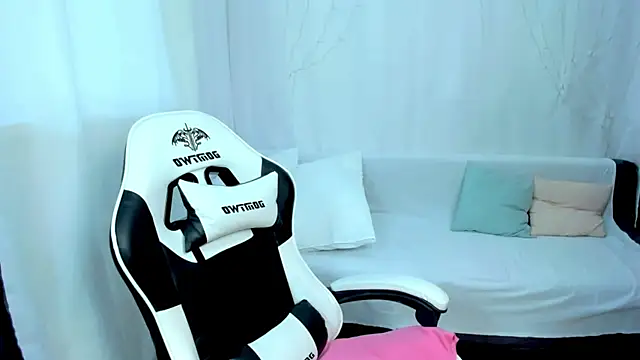 Lily Daviss online show from 04-12-26, 03:55