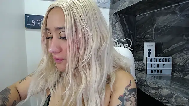 Snapshot of miss_danika chatting on 10-06-25, 11:07 miss danika online show from 10-06-25, 11:07