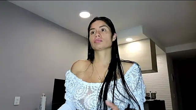 Snapshot of Alondra_fetish chatting on 06-20-26, 01:19 Alondra fetish online show from 06-20-26, 01:19
