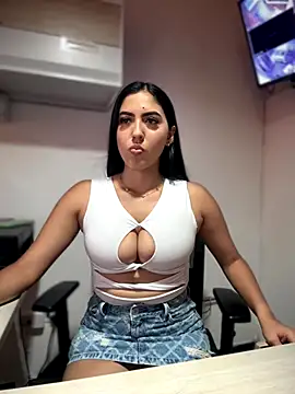 Snapshot of MarianaBenz chatting on 10-05-25, 09:02 MarianaBenz online show from 10-05-25, 09:02