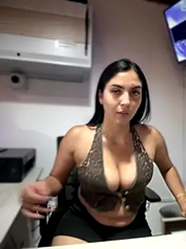 Snapshot of MarianaBenz chatting on 11-16-25, 01:33 MarianaBenz online show from 11-16-25, 01:33