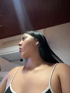 Snapshot of MarianaBenz chatting on 01-15-26, 12:04 MarianaBenz online show from 01-15-26, 12:04