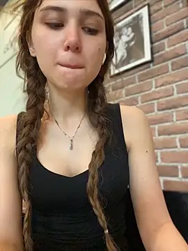 Snapshot of QuitieLia chatting on 05-14-26, 07:48 QuitieLia online show from 05-14-26, 07:48