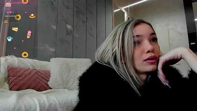 Snapshot of Sassy_Teen chatting on 01-17-26, 07:35 Sassy Teen online show from 01-17-26, 07:35