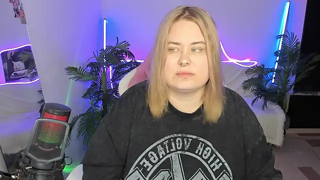 Snapshot of Akemi_BBW chatting on 03-15-25, 06:32 Akemi BBW online show from 03-15-25, 06:32