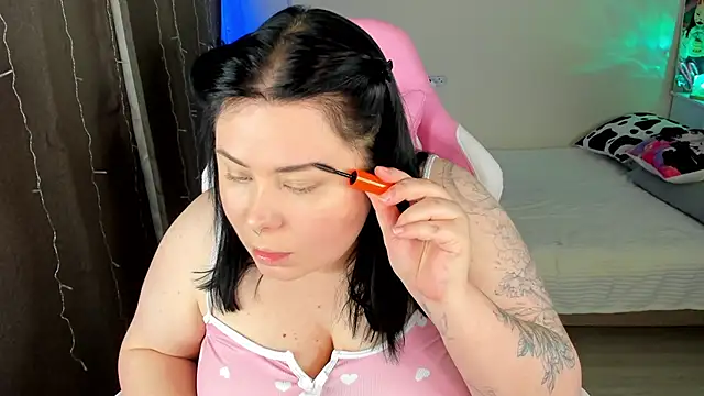 Snapshot of Akemi_BBW chatting on 10-30-25, 02:40 Akemi BBW online show from 10-30-25, 02:40