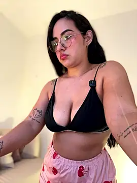 Snapshot of anniesweet02 chatting on 01-16-26, 01:48 anniesweet02 online show from 01-16-26, 01:48